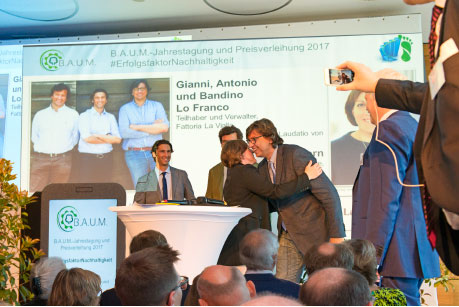 Die Brüder Lo Franco nehmen in Frankfurt den B.A.U.M.-Umweltpreis für die ökologische Nachhaltigkeit der Fattoria La Vialla entgegen.