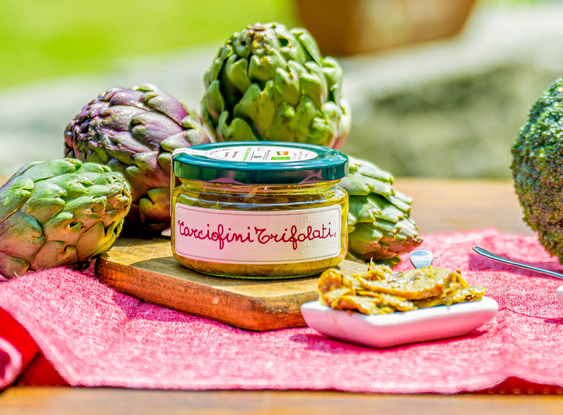 Kleine artischocken, sautiert mit öl, knoblauch, balsamico bianco und ...