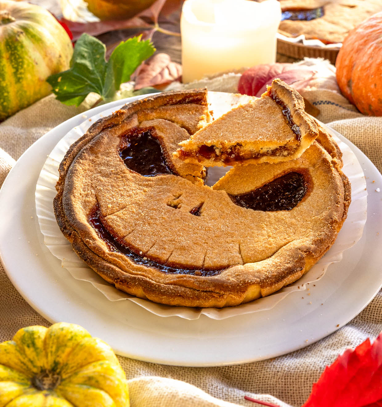 Halloween-Crostata - Mürbeteigkuchen mit Erdbeerkonfitüre