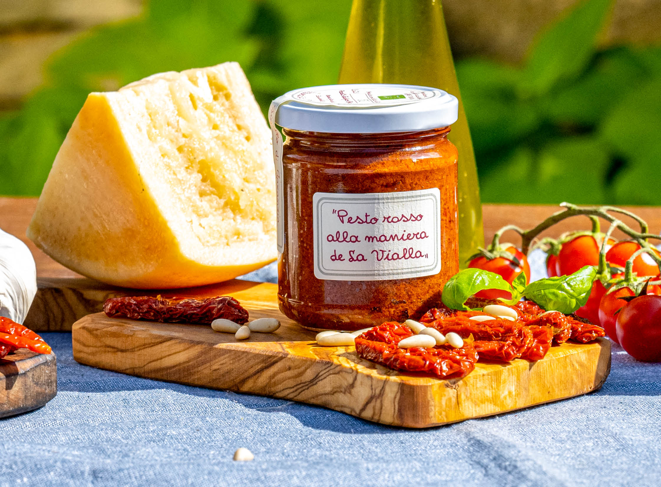 Pesto aus getrockneten tomaten, pecorino, pinienkernen und basilikum ...