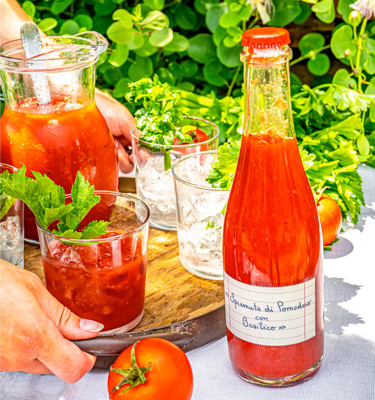 Vers geperst tomatensap met basilicum