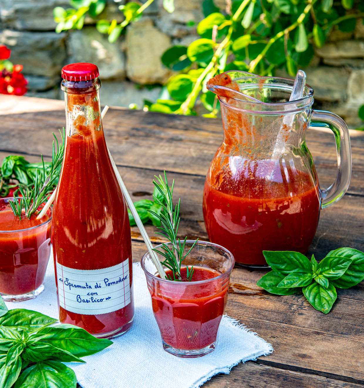 Frisch gepresster Tomatensaft mit Basilikum