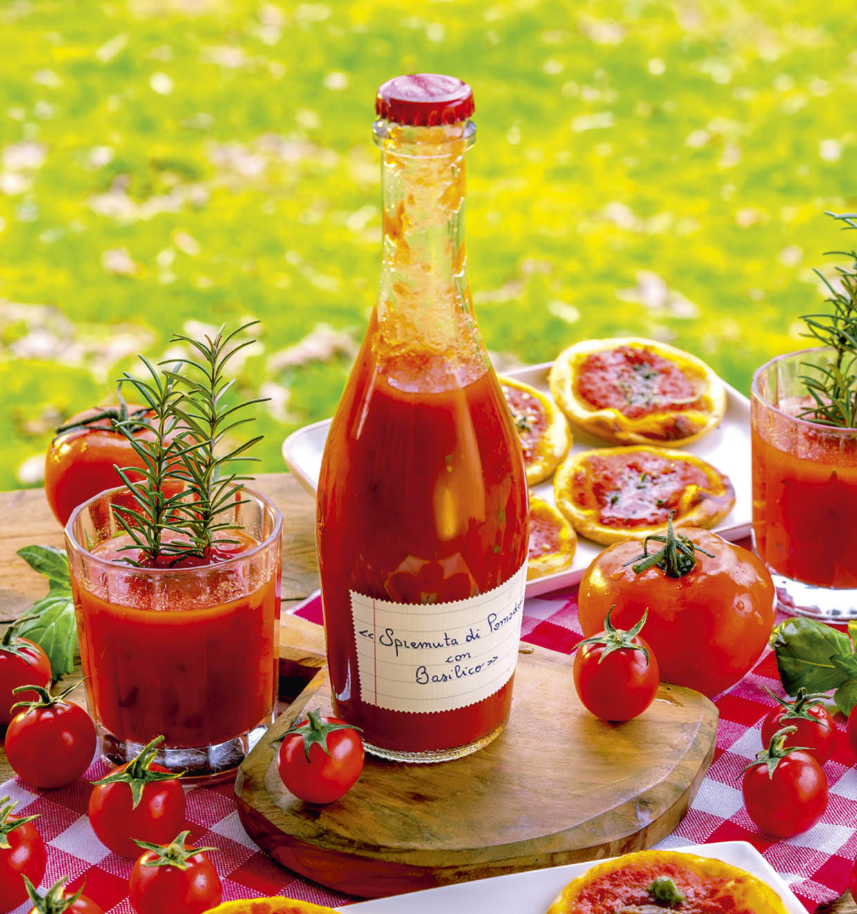 Frisch gepresster Tomatensaft mit Basilikum