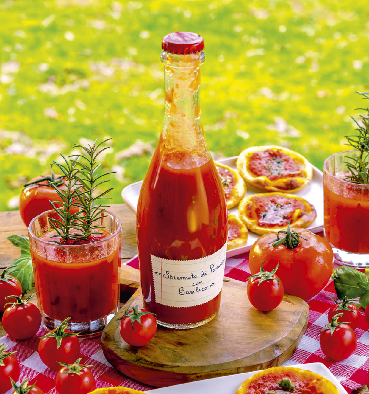 Vers geperst tomatensap met basilicum