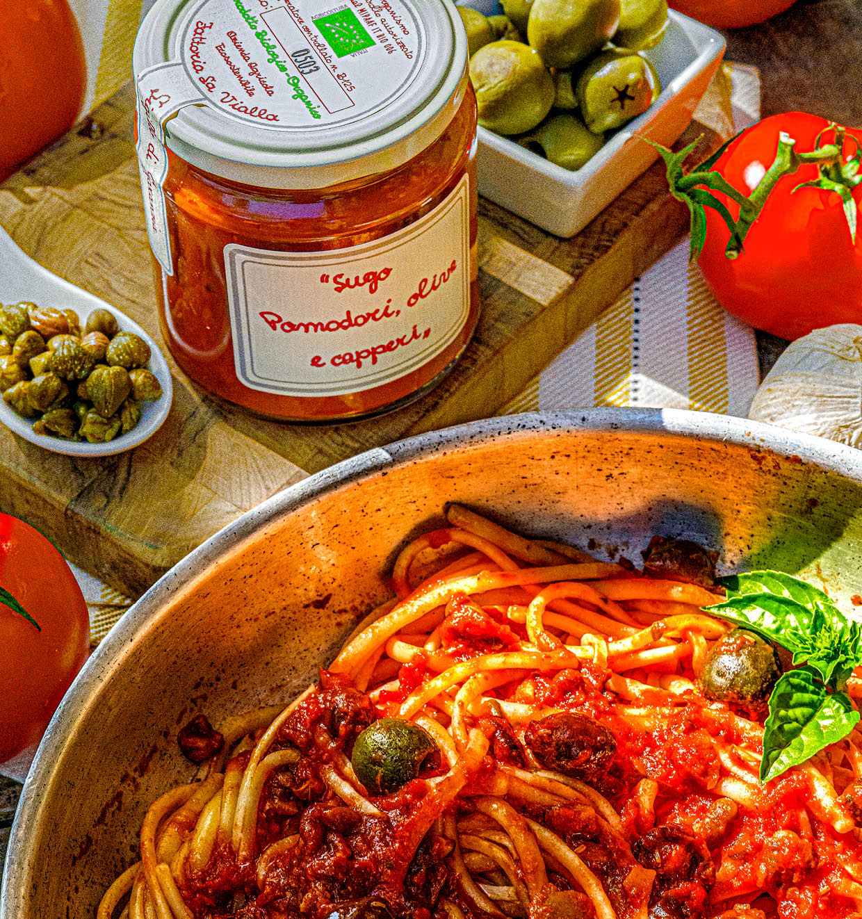 Soße aus Tomaten, Oliven und Kapern