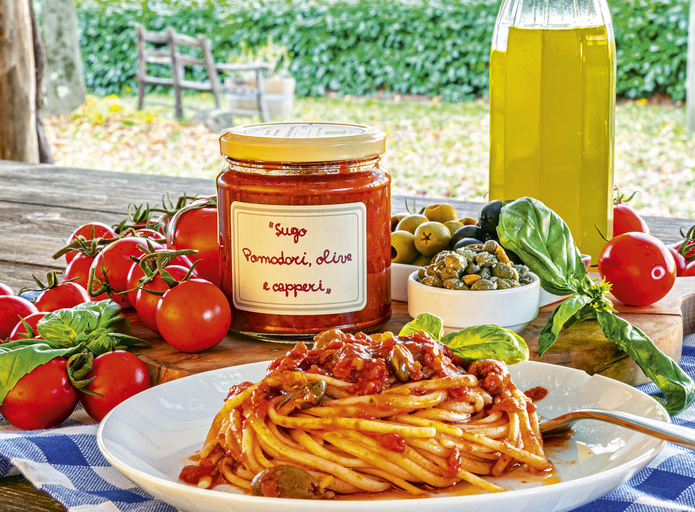Soße aus Tomaten, Oliven und Kapern