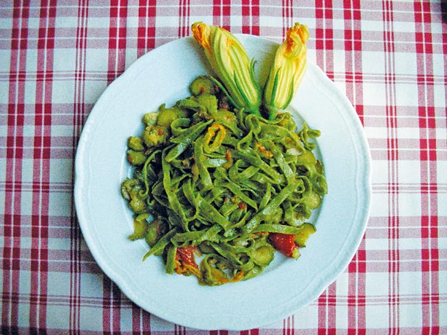 Tagliatelle in pasta di ortica con zucchine e fiori di zucca | La Vialla