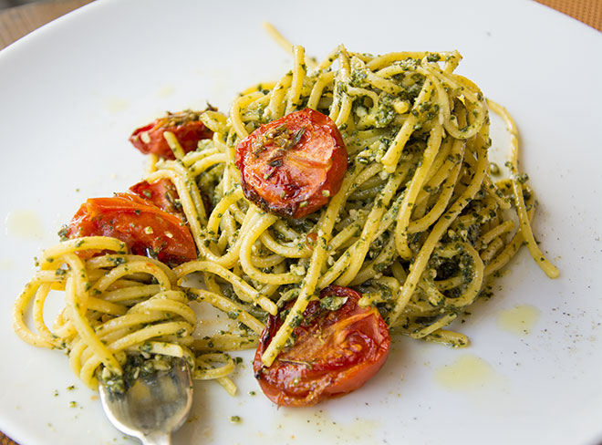 Spaghetti con pesto di basilico e pomodorini confit (1) | La Vialla