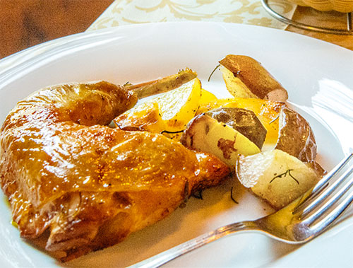 Faraona al forno con pere e patate | Fattoria La Vialla