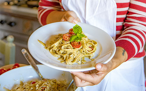 Fettuccine di riso con il pesto e i pomodorini | La Vialla