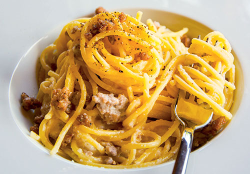 Spaghetti con crema di cipolle di Tropea e salsiccia | La Vialla