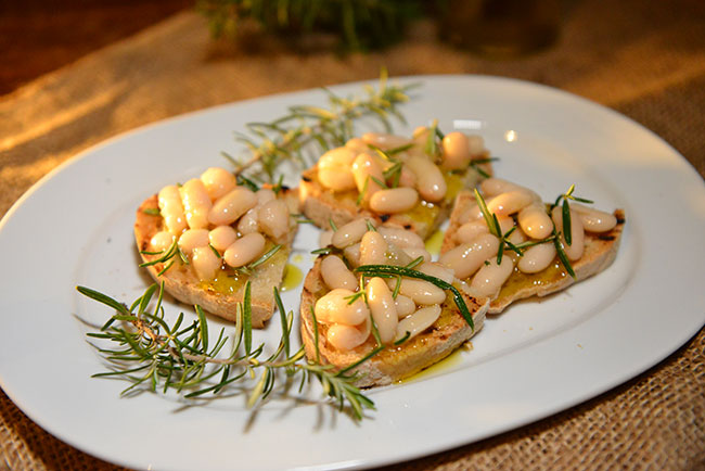 Crostini con cannellini, rosmarino e olio novo | La Vialla