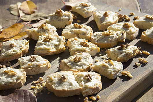 Crostini con gorgonzola e noci | Fattoria La Vialla