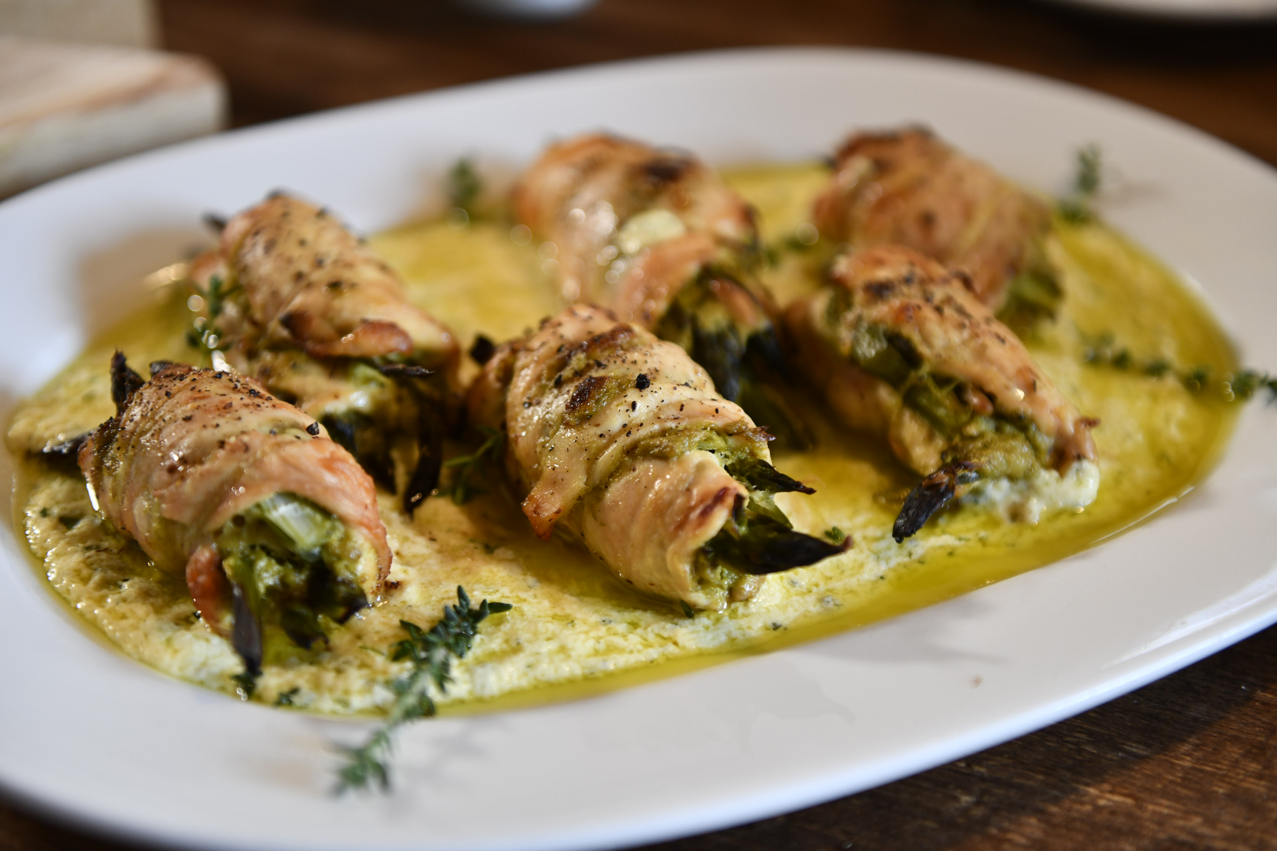 Involtini di petto di pollo con asparagi, asparagina, pecorino e salsa alle erbette e ricotta | La V