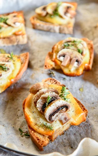 Crostoni con Pecorino, funghi e timo | Fattoria La Vialla