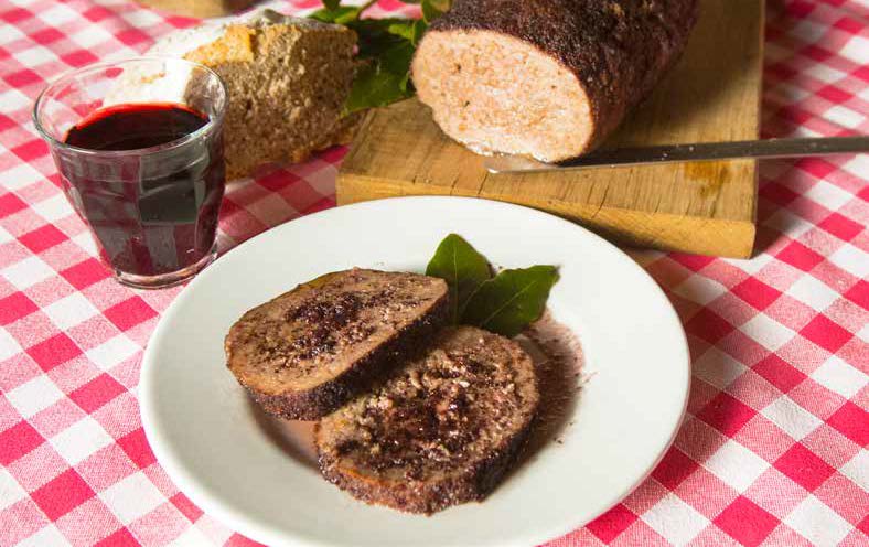 Polpettone al Vino Rosso con Salsiccia e Alloro | La Vialla