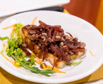 Crostoni con cipolla e salsiccia | Fattoria La Vialla