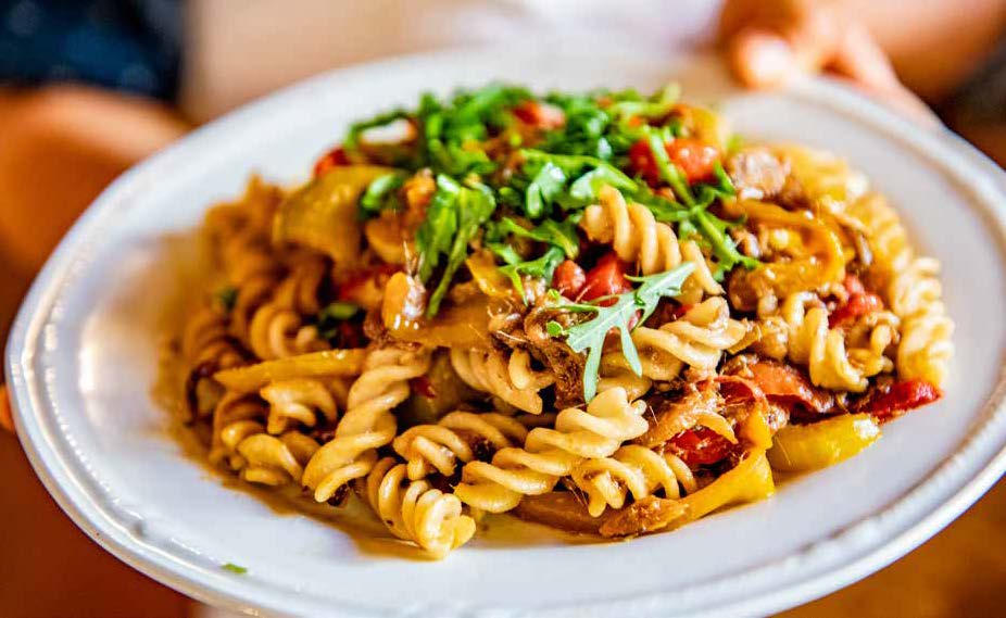 Fusilli di riso integrale con ragù di alici e peperoni | La Vialla