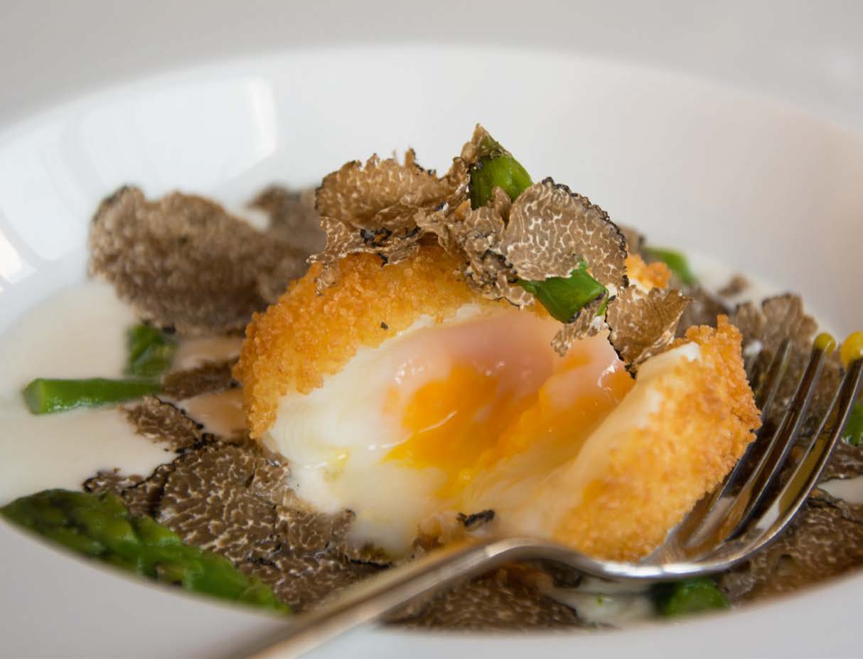Uovo croccante su crema di stracchino con asparagi e tartufo | La Vialla