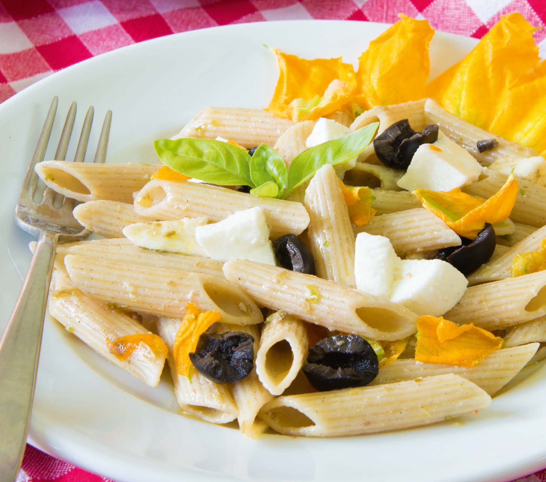 Penne con Mozzarella, Fiori di Zucca e Olive | Fattoria La Vialla