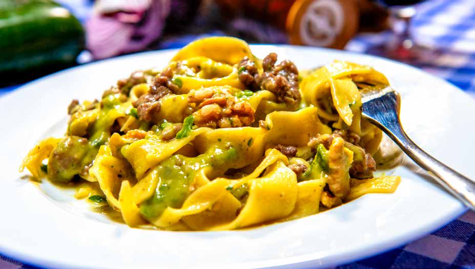 Pappardelle con crema di zucchine, salsiccia e noci | La Vialla