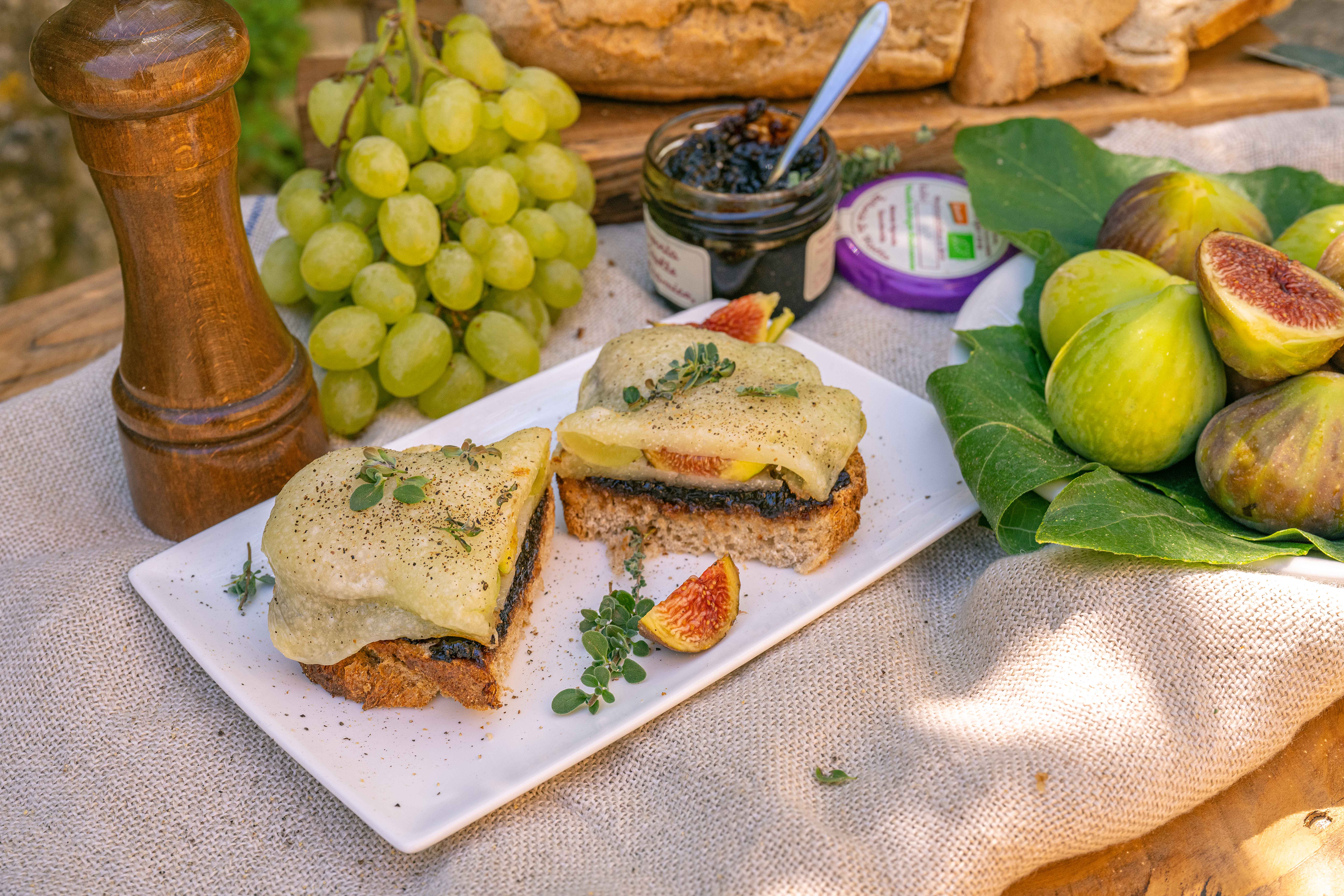 Crostone caldo con Pecorino, uva, Composta di Cipolle e fichi | La Vialla