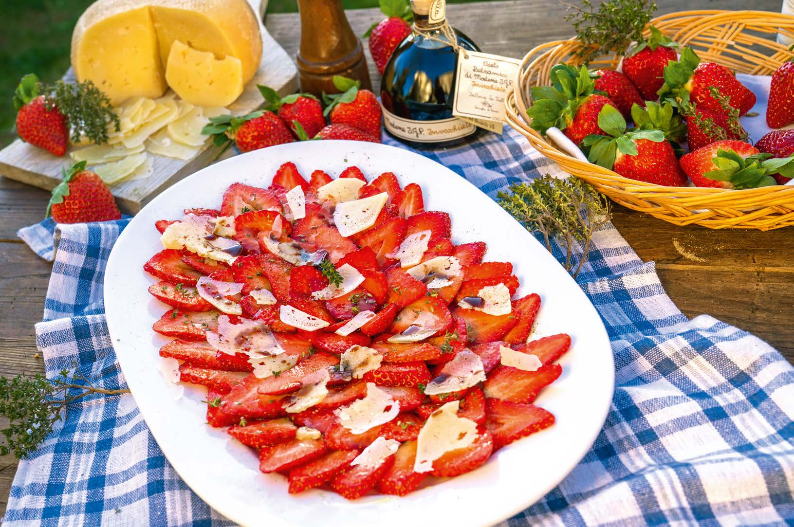 Carpaccio di fragole con scaglie di Pecorino | Fattoria La Vialla