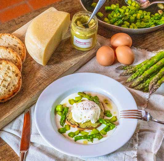Crostino con Asparagina, uovo in camicia, asparagi e fonduta di Pecorino | La Vialla