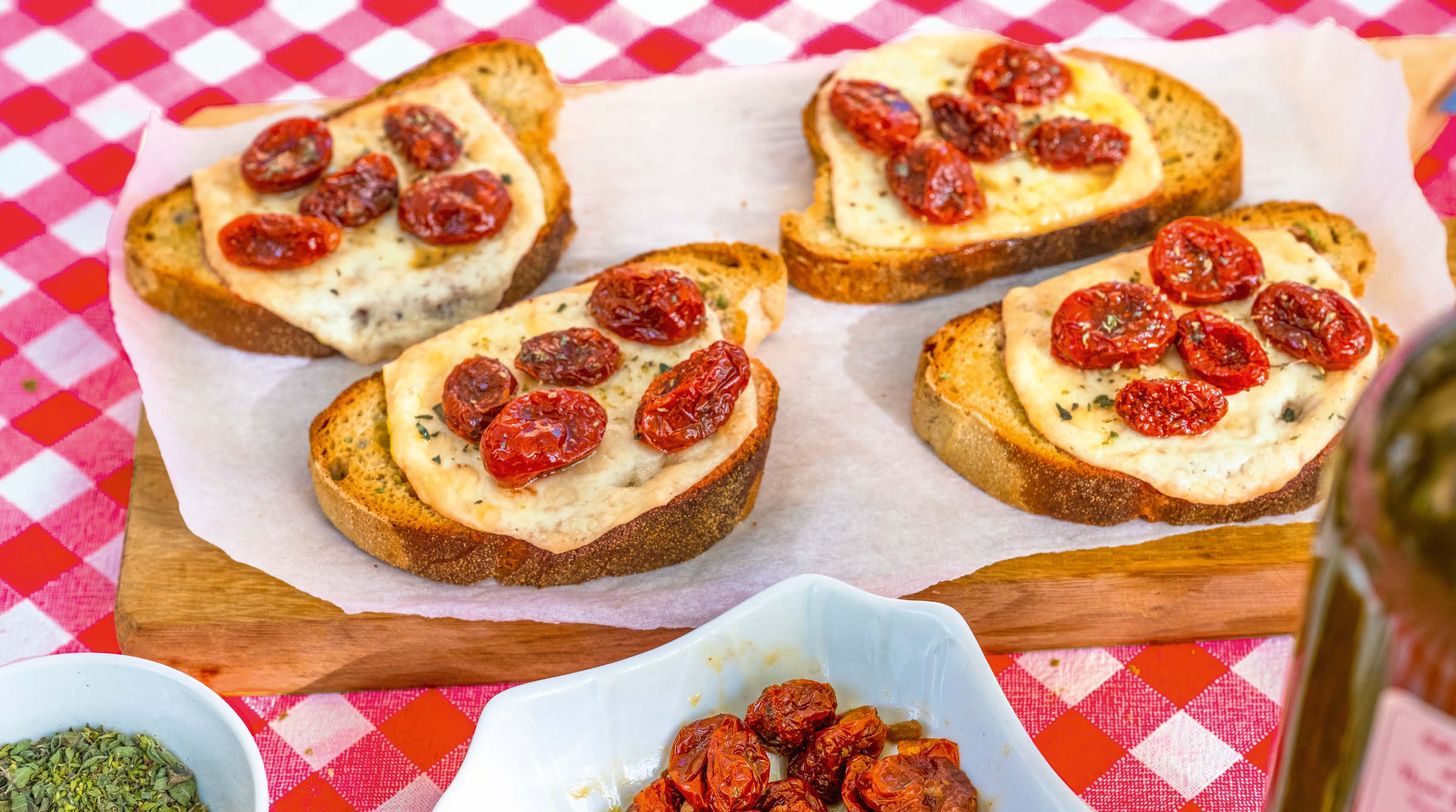 Crostoni caldi al pecorino con pomodorini al forno | La Vialla