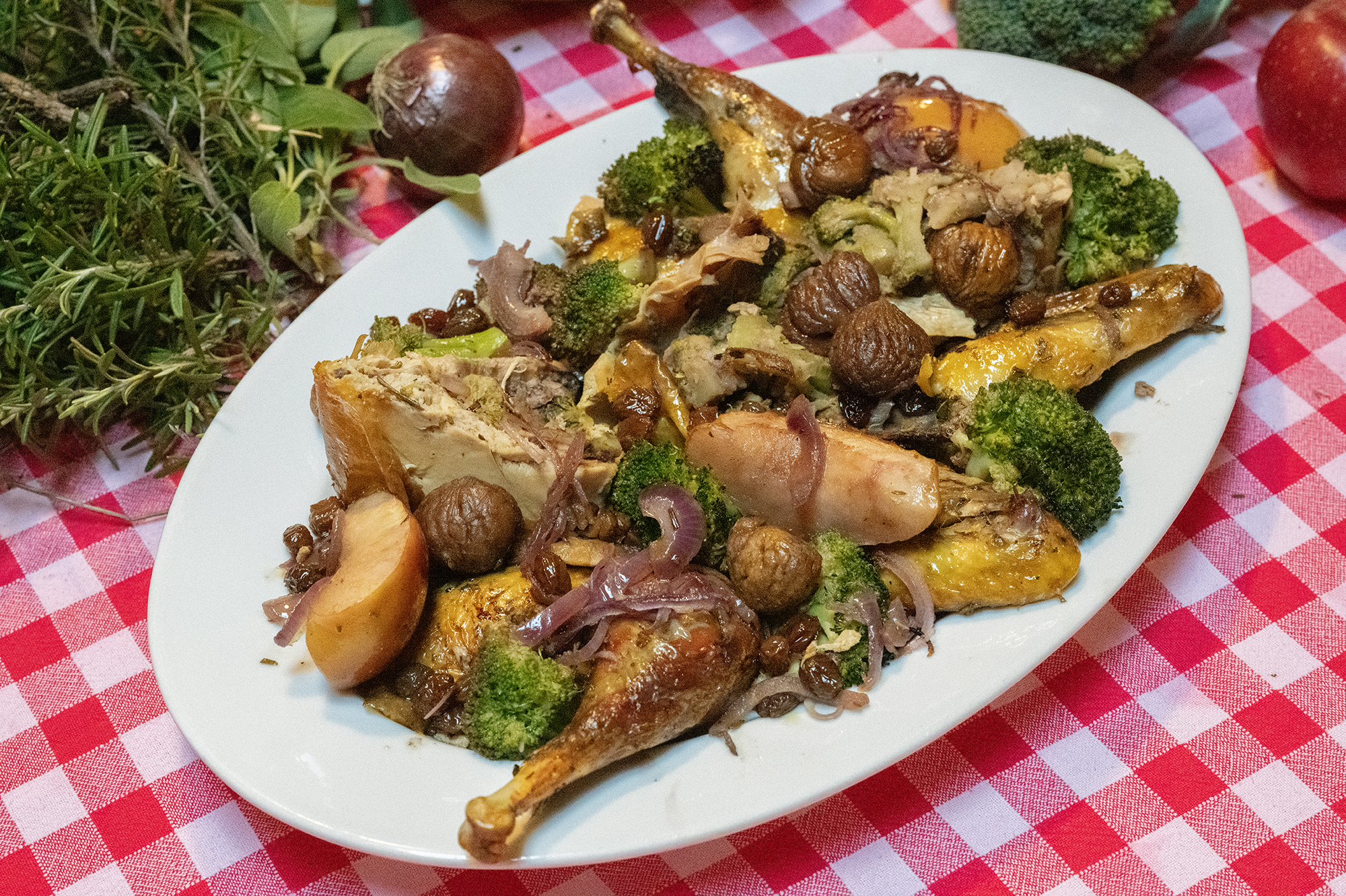Faraona arrosto con castagne, mele e broccoli | La Vialla