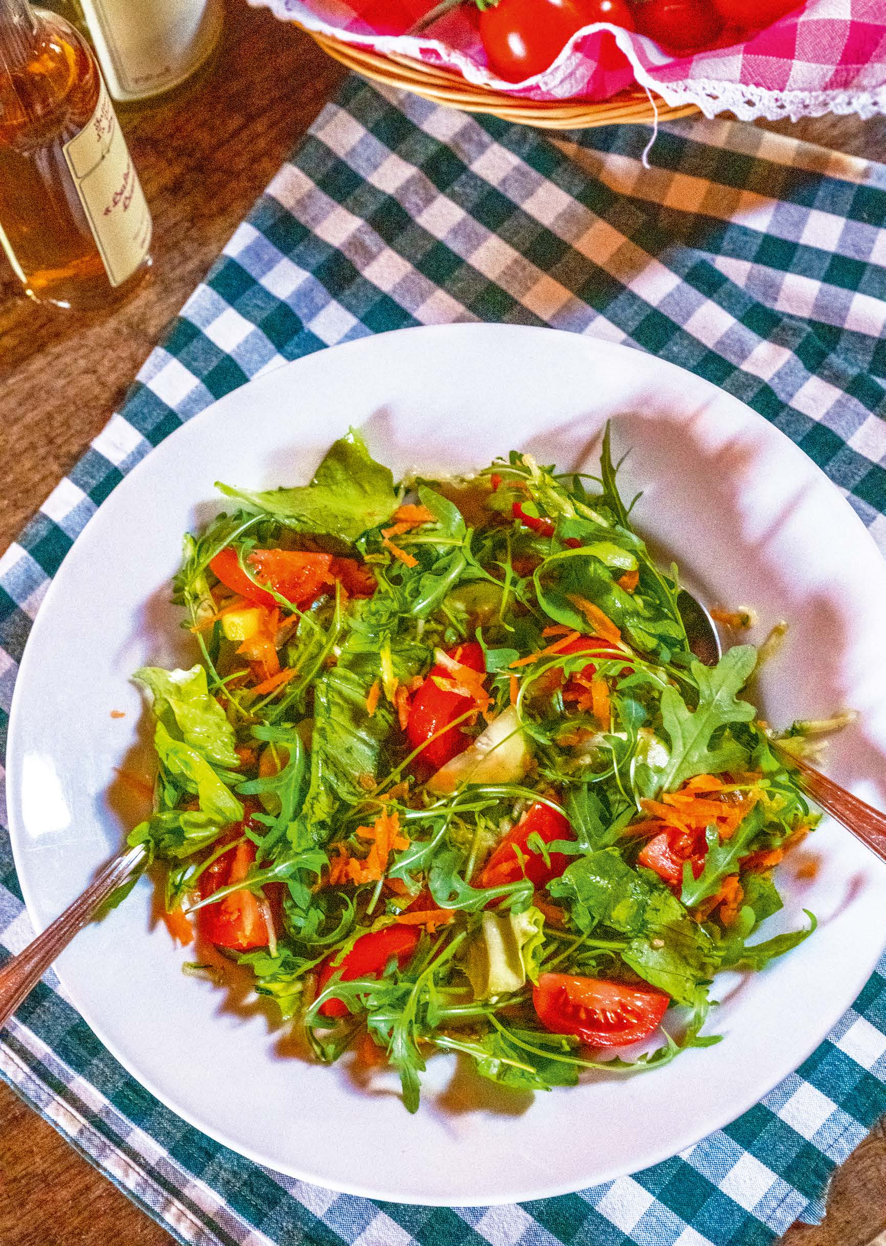 Insalata mista con cetrioli, carote e zucchine | La Vialla
