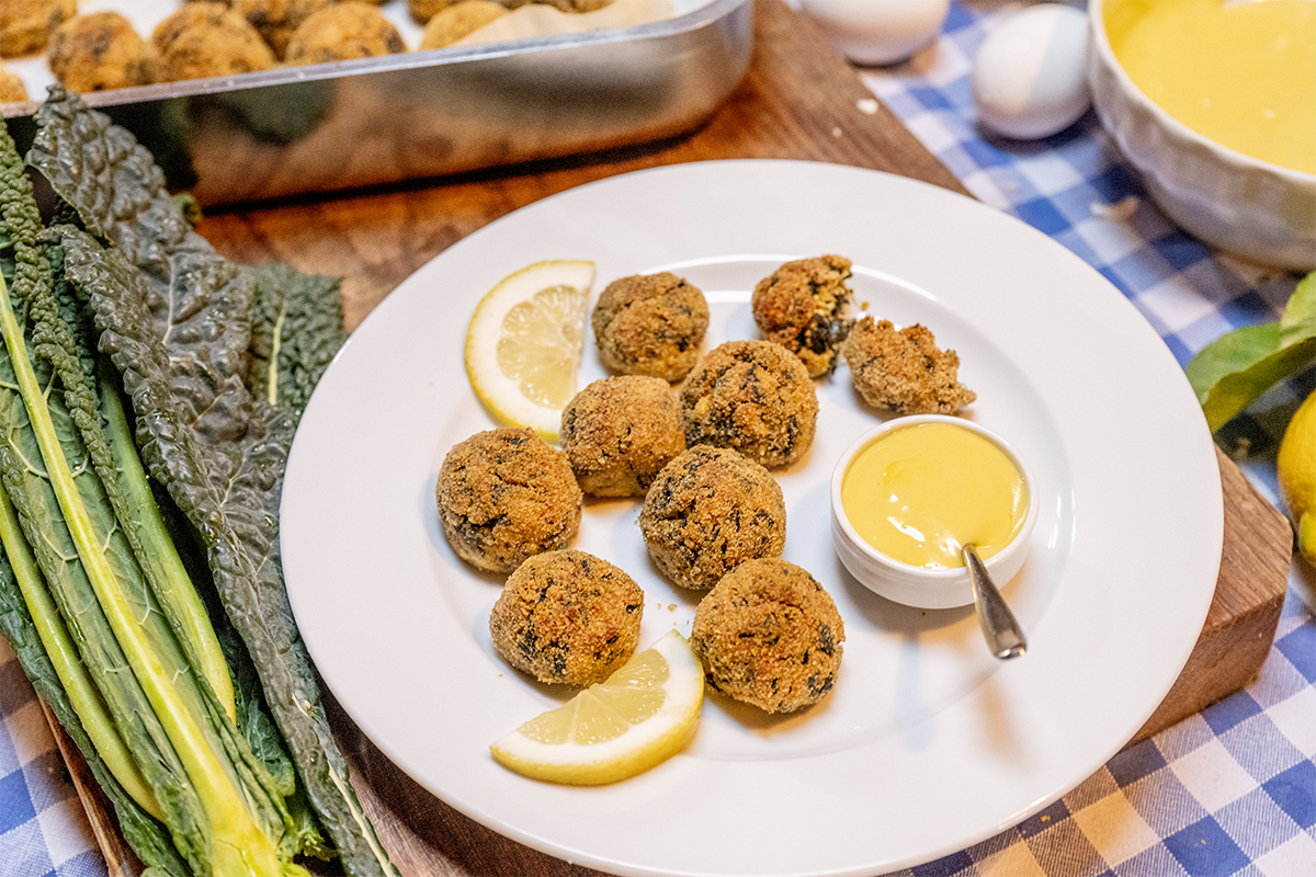 Polpette di cavolo nero e ricotta accompagnate dalla maionese | La Vialla