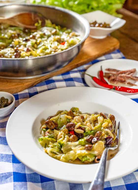 Scarola stufata con olive taggiasche, acciughe, capperi e pinoli | La Vialla