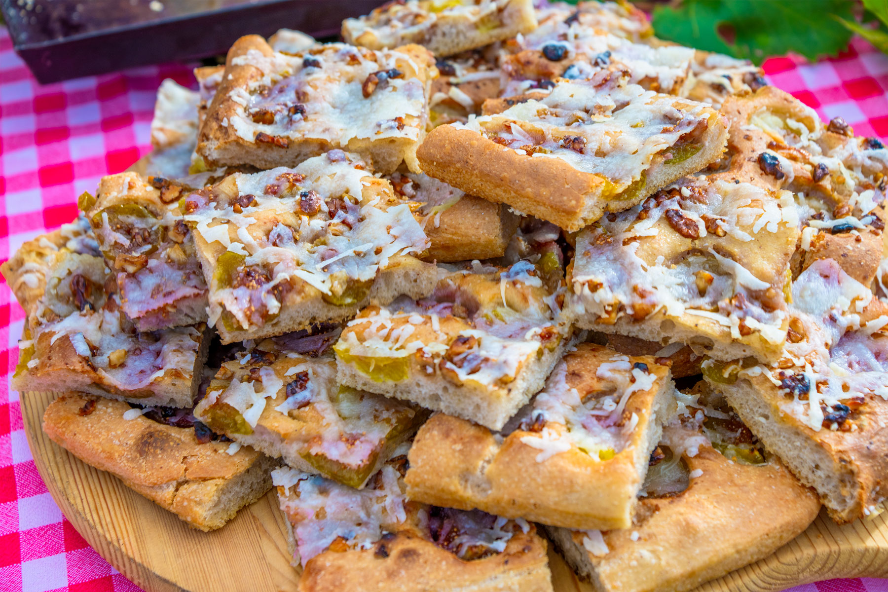 Schiacciata con fichi, noci e pecorino | Fattoria La Vialla