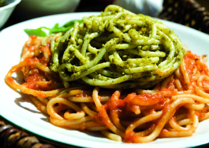 Spaghetti con pomodoro crudo e Pesto | Fattoria La Vialla