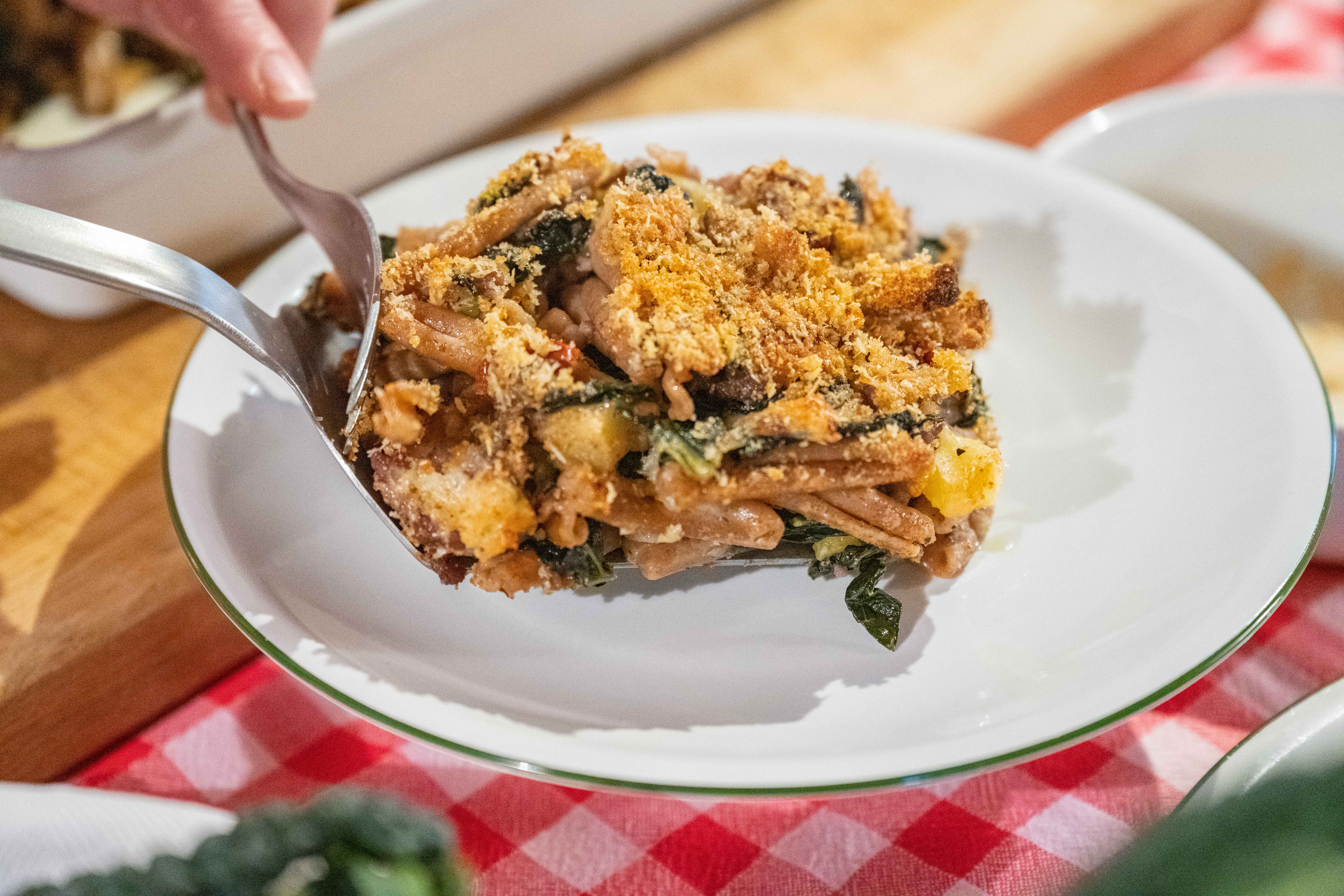 Pasta al forno di Strozzapreti al farro con salsiccia e cavolo nero | La Vialla