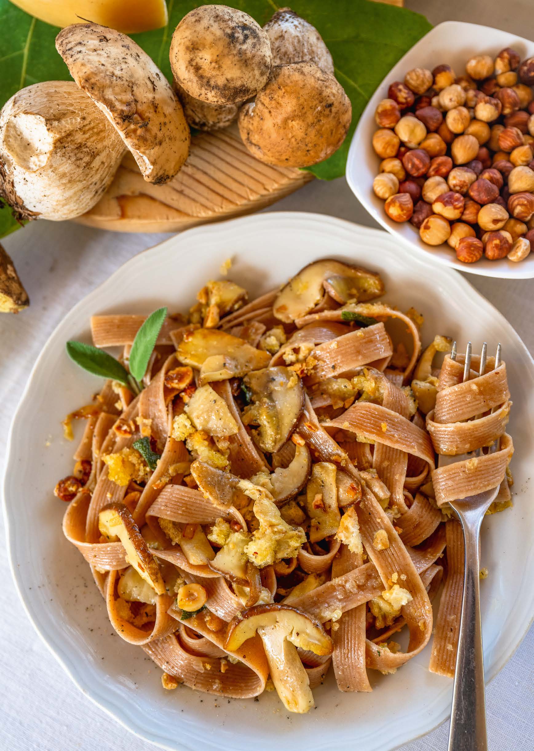 Tagliatelle al Farro con porcini, nocciole e Pecorino | La Vialla