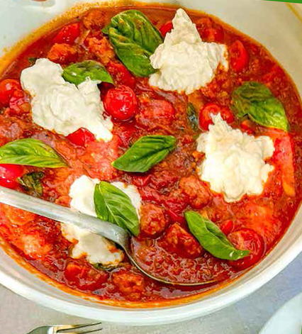 Tagliatelle con salsiccia, Sugo Bombolino e stracciatella | La Vialla