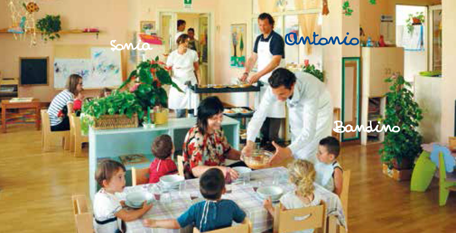  Die Kinder des Kindergartens in Terranuova Bracciolini bei Tisch mit von den Brüdern Lo Franco zubereiteter Pasta