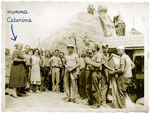 Nonna Caterina met de boeren tijdens het graandorsen