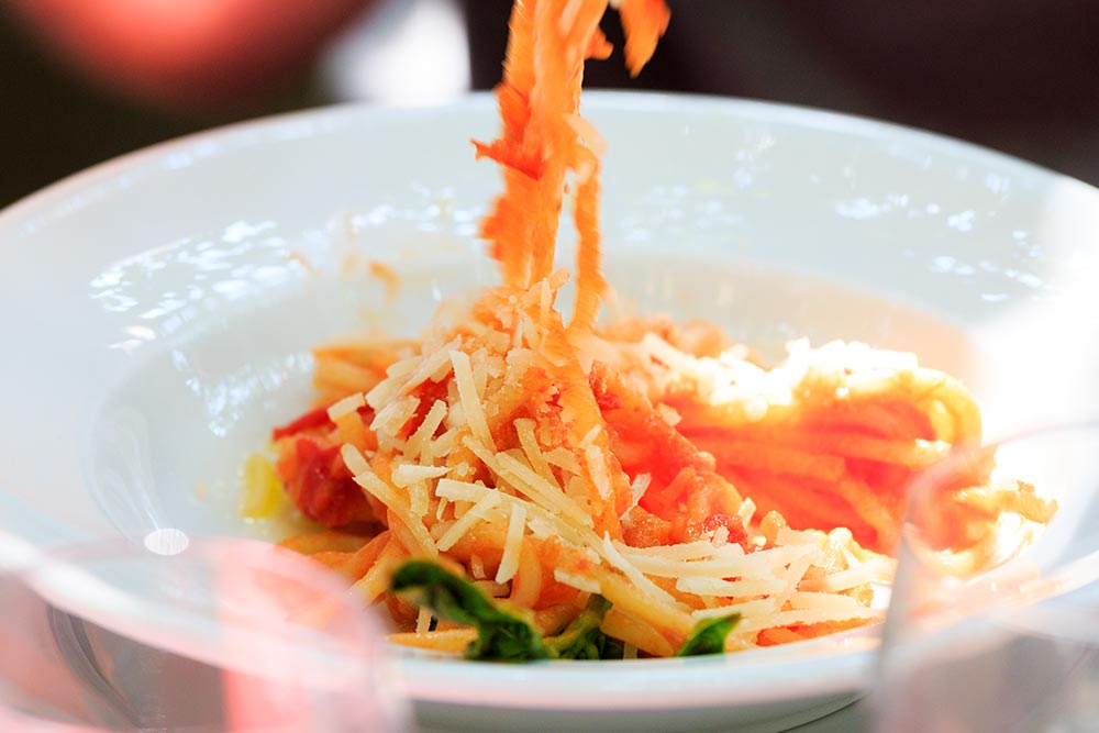 Spaghetti mit Bombolino-Soße und geriebenem Pecorino
