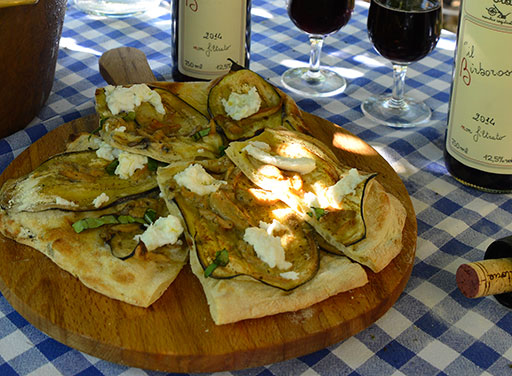 Pizza met porcini paddenstoelen, ricotta kaas en aubergine