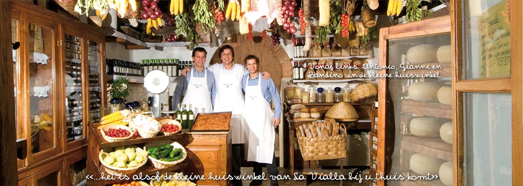 De drie broers Lo Franco in de kleine huiswinkel met biologische en biodynamische producten van Fattoria La Vialla
